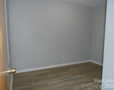 4024 Rosehaven Drive - Photo Thumbnail 8