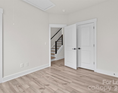 1011 Kokomo Lane - Photo Thumbnail 13