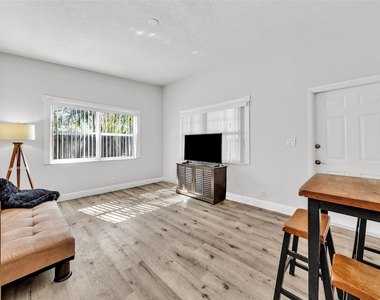 805 Ne 17th Avenue - Photo Thumbnail 6