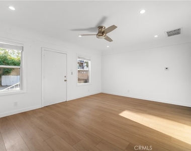 6642 Vineland Avenue - Photo Thumbnail 1