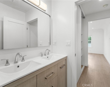 6642 Vineland Avenue - Photo Thumbnail 8