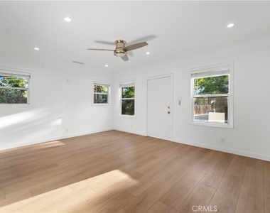 6642 Vineland Avenue - Photo Thumbnail 2