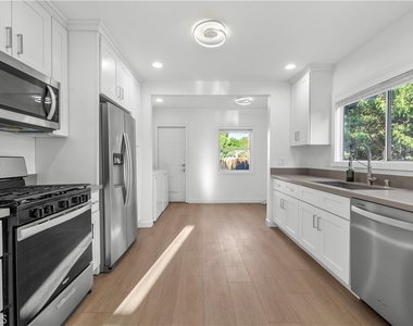 6642 Vineland Avenue - Photo Thumbnail 5