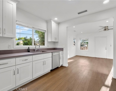 6642 Vineland Avenue - Photo Thumbnail 4
