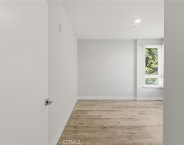 5820 La Mirada Avenue - Photo Thumbnail 24