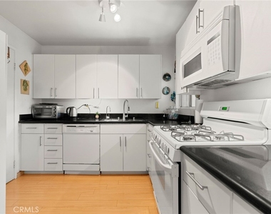 18350 Hatteras Street - Photo Thumbnail 8