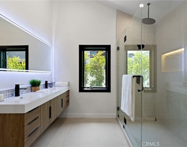 6016 N Woodlake Avenue - Photo Thumbnail 14