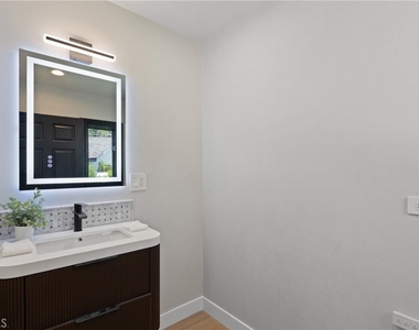 6016 N Woodlake Avenue - Photo Thumbnail 19