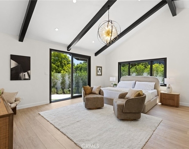 6016 N Woodlake Avenue - Photo Thumbnail 12