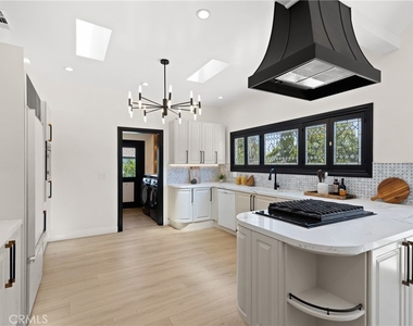 6016 N Woodlake Avenue - Photo Thumbnail 8