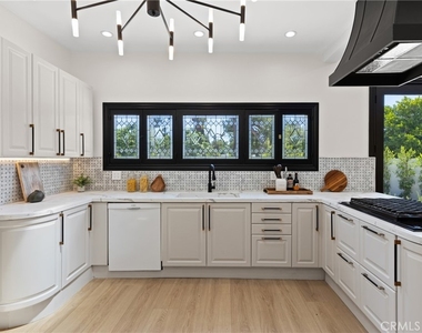 6016 N Woodlake Avenue - Photo Thumbnail 9
