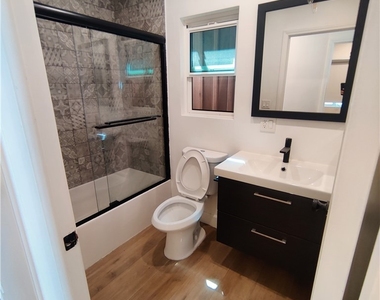 2618 S Bentley Avenue - Photo Thumbnail 8