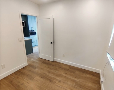 2618 S Bentley Avenue - Photo Thumbnail 5