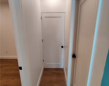 2618 S Bentley Avenue - Photo Thumbnail 6