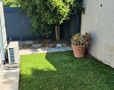 2618 S Bentley Avenue - Photo Thumbnail 11