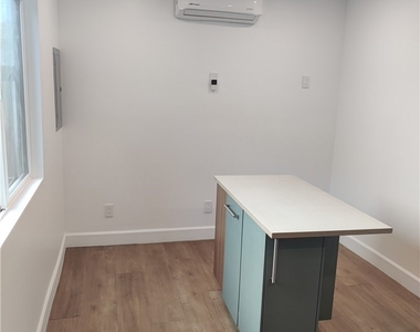 2618 S Bentley Avenue - Photo Thumbnail 3