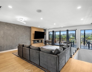 5150 Campo Road - Photo Thumbnail 2