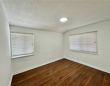 20355 Itasca Street - Photo Thumbnail 8