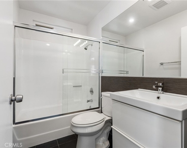 423 1/2 Westminster Avenue - Photo Thumbnail 18