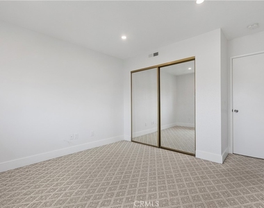423 1/2 Westminster Avenue - Photo Thumbnail 17