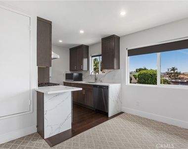 423 1/2 Westminster Avenue - Photo Thumbnail 8