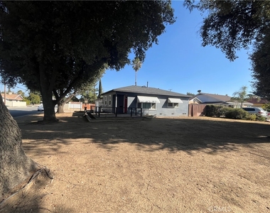 1086 Palm Avenue - Photo Thumbnail 2