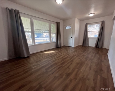 1086 Palm Avenue - Photo Thumbnail 3