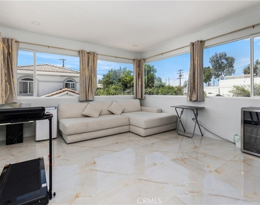2727 Walnut Grove Avenue - Photo Thumbnail 15