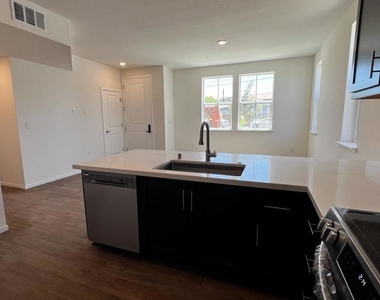 218 Church St - Photo Thumbnail 3