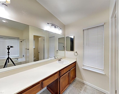 1740 Gateway Dr - Photo Thumbnail 11
