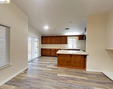 1740 Gateway Dr - Photo Thumbnail 3