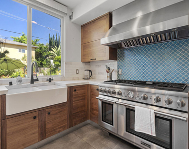 4544 Tobias Avenue - Photo Thumbnail 28