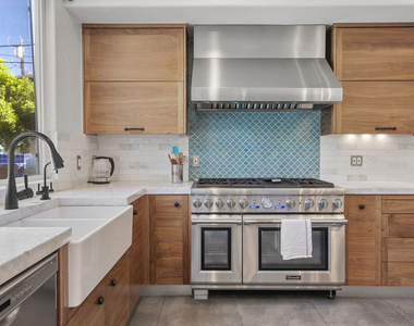 4544 Tobias Avenue - Photo Thumbnail 29
