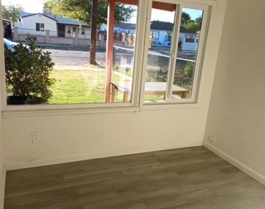 45045 W Redwood Avenue - Photo Thumbnail 10