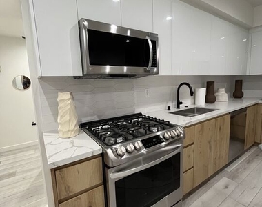 124 S Croft Avenue - Photo Thumbnail 8