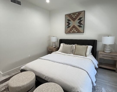 124 S Croft Avenue - Photo Thumbnail 14