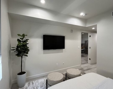 124 S Croft Avenue - Photo Thumbnail 15