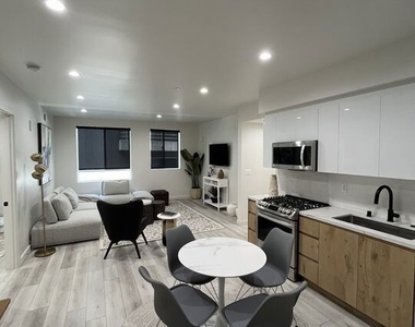 124 S Croft Avenue - Photo Thumbnail 12