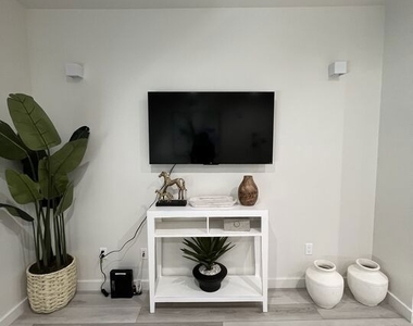 124 S Croft Avenue - Photo Thumbnail 5