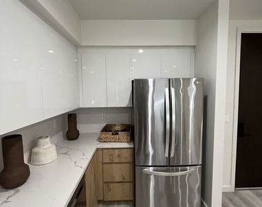 124 S Croft Avenue - Photo Thumbnail 10