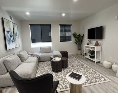 124 S Croft Avenue - Photo Thumbnail 3