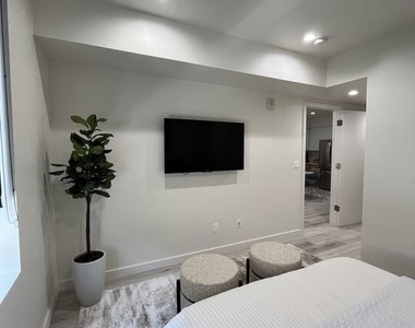 124 S Croft Avenue - Photo Thumbnail 16