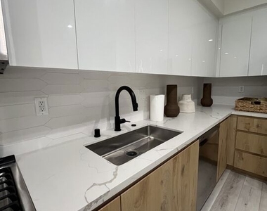 124 S Croft Avenue - Photo Thumbnail 9