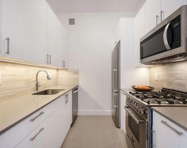 110 Greenwich Street - Photo Thumbnail 2