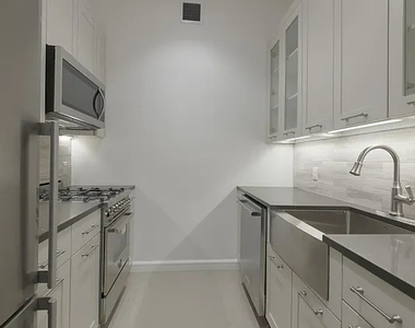 110 Greenwich Street - Photo Thumbnail 6