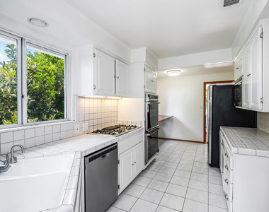 2924 Manning Avenue - Photo Thumbnail 8