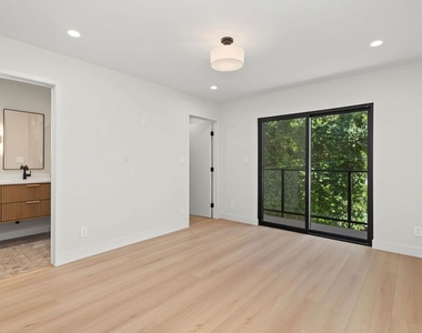 5843 Whitworth Drive - Photo Thumbnail 10