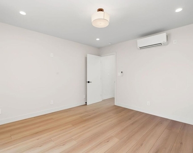 5843 Whitworth Drive - Photo Thumbnail 11