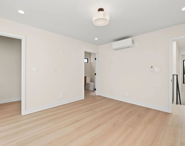 5841 Whitworth Drive - Photo Thumbnail 12