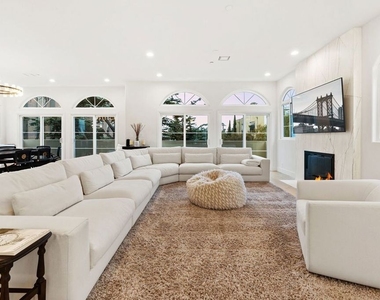 1182 Wellesley Avenue - Photo Thumbnail 3
